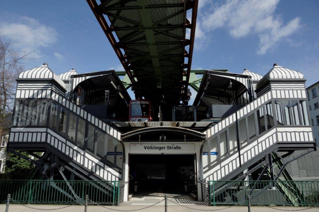 Die Schwebebahnstation Völklinger Straße im Stadtteil Unterbarmen, Wuppertal, Deutschland